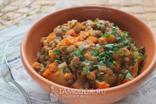 Гуляш из картофеля и чечевицы