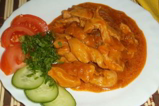 Гуляш из куриного филе с овощами и сметаной