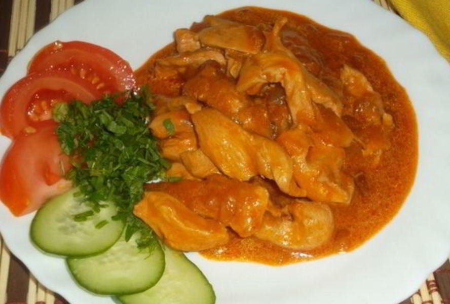 Гуляш из куриного филе с овощами и сметаной