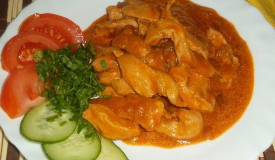 Рецепт гуляша из куриного филе с овощами и сметаной