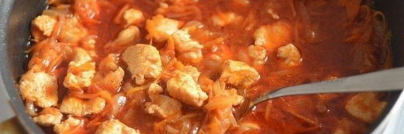 Гуляш из куриной грудки с болгарским перцем