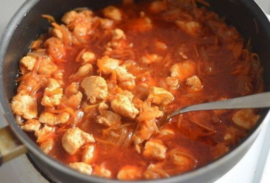 Гуляш из куриной грудки с болгарским перцем