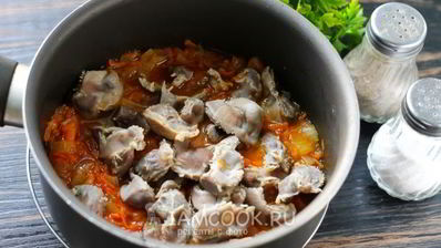 гуляш из куриных желудков