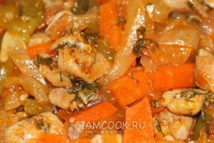 Гуляш из курицы с подливкой