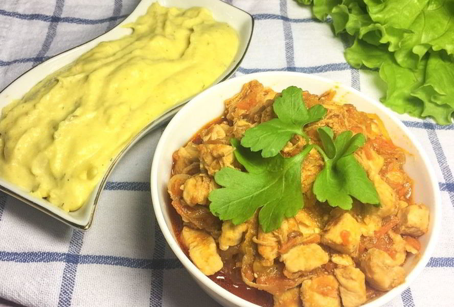 Гуляш из курицы с пюре из цветной капусты