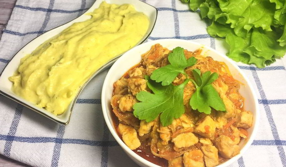 Рецепт гуляша из курицы с пюре из цветной капусты