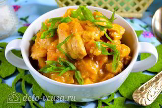 Гуляш из курицы со сметаной