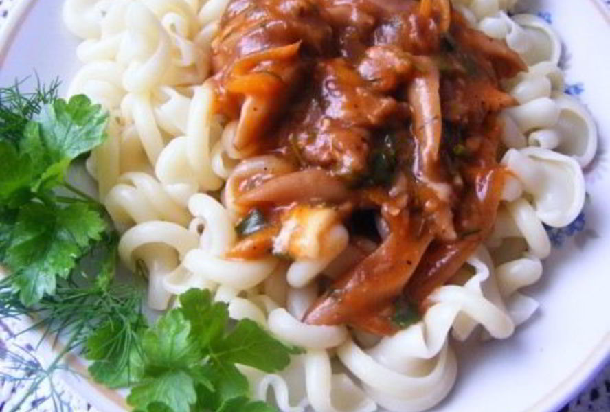 Гуляш из рыбы с грибами по-русски