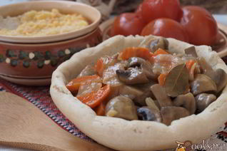 Гуляш из шампиньонов с луком и морковью