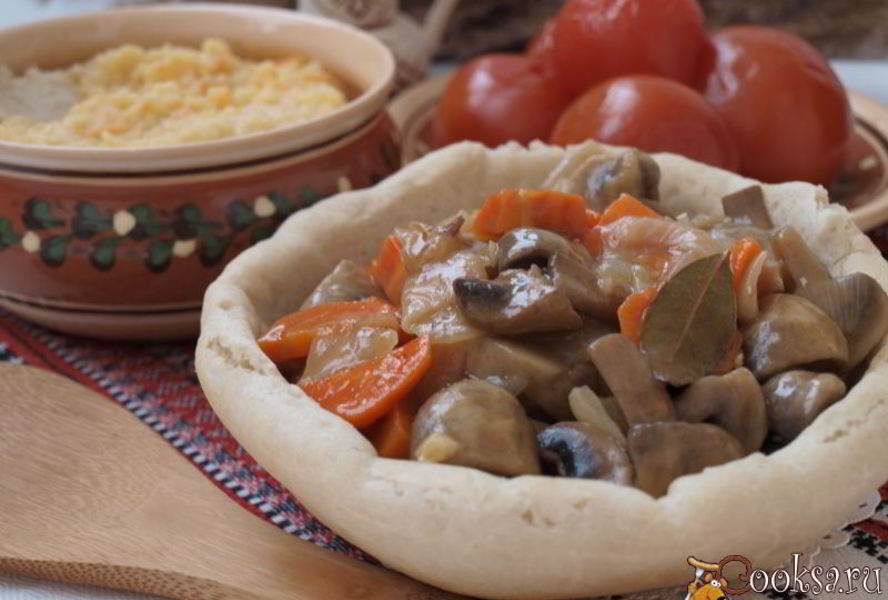 Гуляш из шампиньонов с луком и морковью