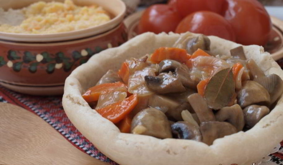 Рецепт гуляша из шампиньонов с луком и морковью