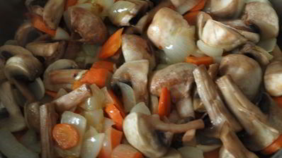 гуляш из шампиньонов с луком и морковью