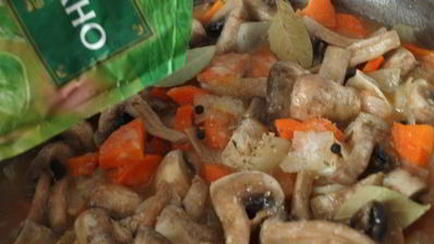 гуляш из шампиньонов с луком и морковью