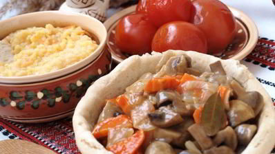 гуляш из шампиньонов с луком и морковью