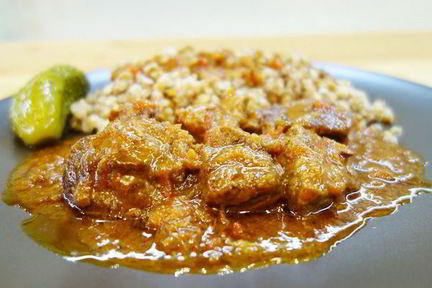 Гуляш из свинины на темном пиве