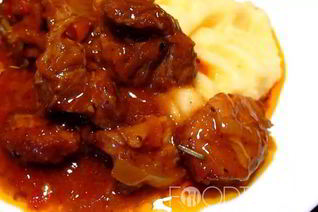 Гуляш из свинины с подливкой