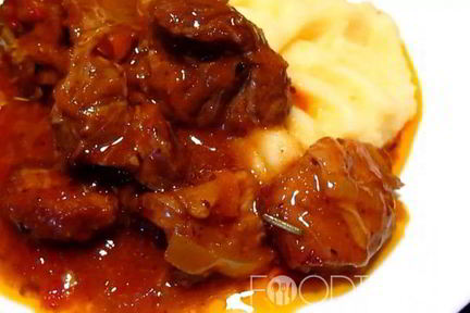 Гуляш из свинины с подливкой