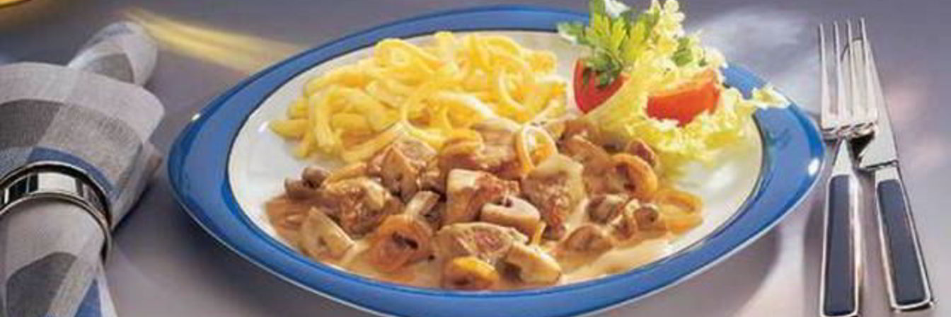 Гуляш из теленка в сливочно-луковом соусе