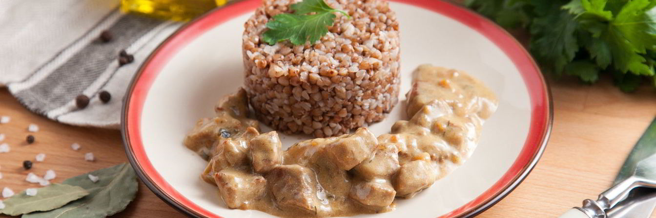 Гуляш из телятины с маринованными огурчиками