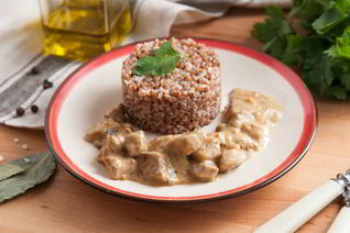 Гуляш из телятины с маринованными огурчиками