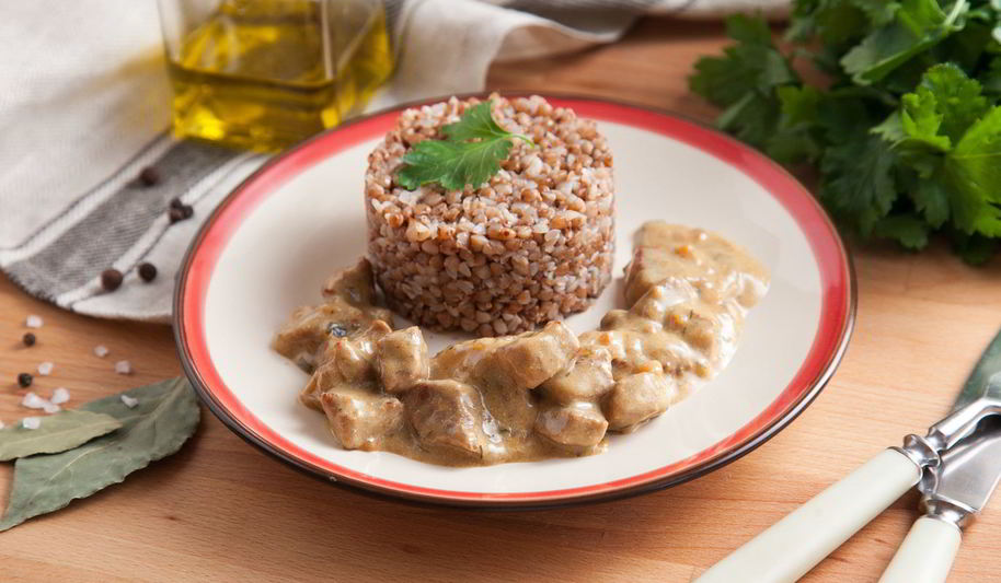 Рецепт гуляша из телятины с маринованными огурчиками