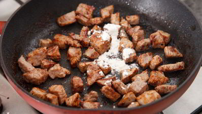 гуляш из телятины с маринованными огурчиками