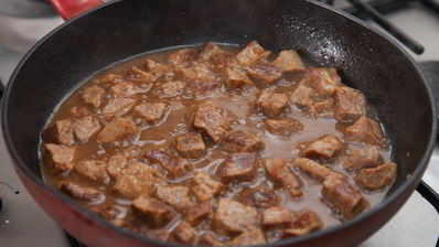 гуляш из телятины с маринованными огурчиками