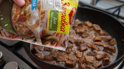 гуляш из телятины с маринованными огурчиками