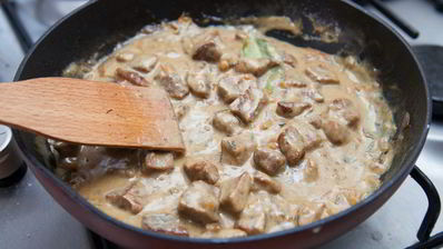 гуляш из телятины с маринованными огурчиками