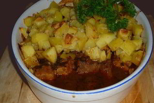 Гуляш под нежным соусом с картофельной корочкой