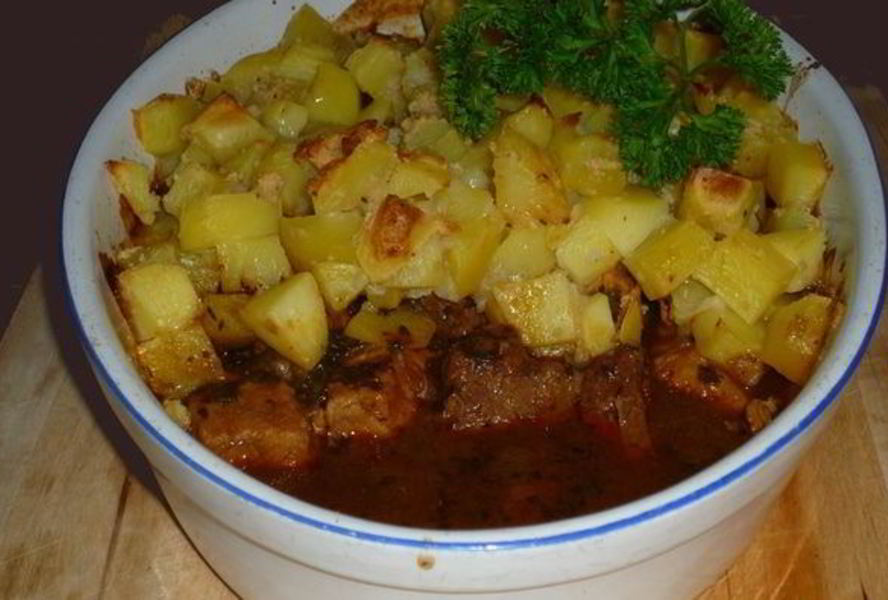 Гуляш под нежным соусом с картофельной корочкой