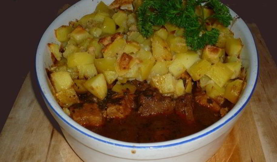 Рецепт гуляша под нежным соусом с картофельной корочкой