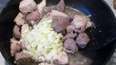 гуляш под нежным соусом с картофельной корочкой