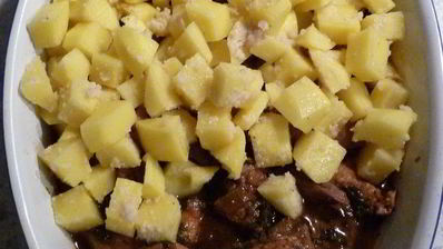 гуляш под нежным соусом с картофельной корочкой