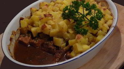 гуляш под нежным соусом с картофельной корочкой