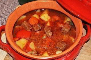 Гуляш с овощами на пиве