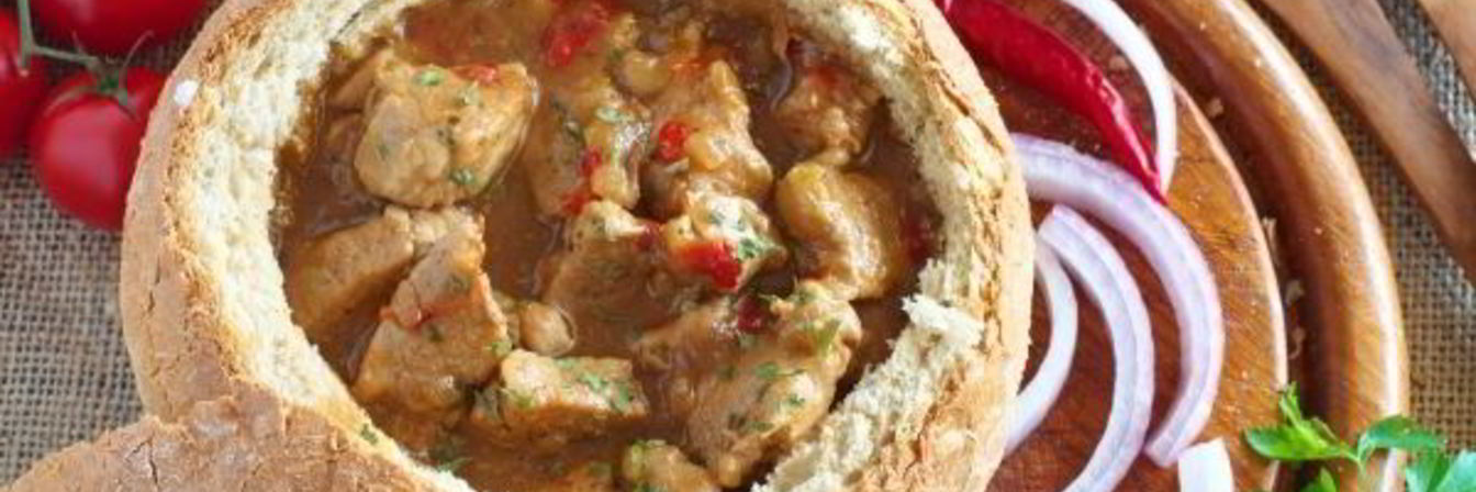 Гуляш в хлебе по-чешски