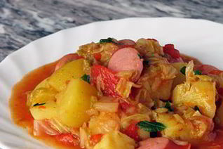 Картофельный гуляш с венскими сосисками