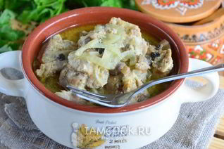 Куриный гуляш с грибами в соусе