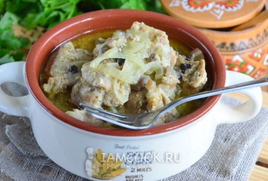 Куриный гуляш с грибами в соусе