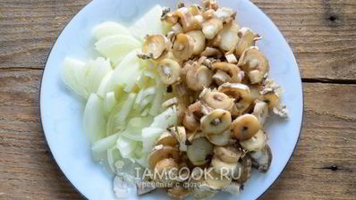 куриный гуляш с грибами в соусе