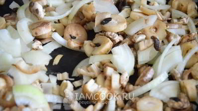 куриный гуляш с грибами в соусе