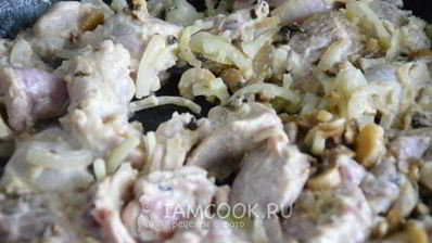 куриный гуляш с грибами в соусе