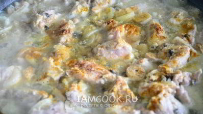 куриный гуляш с грибами в соусе