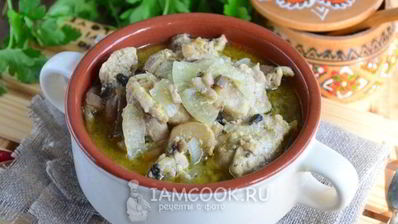 куриный гуляш с грибами в соусе