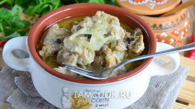 куриный гуляш с грибами в соусе