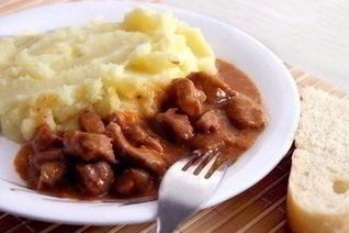 Мясной гуляш с подливкой и картофельным пюре