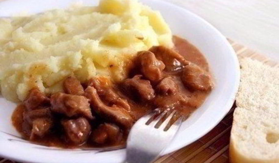 Рецепт мясного гуляша с подливкой и картофельным пюре