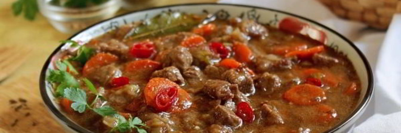 Пряный гуляш из говядины на сковороде