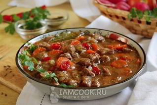 Пряный гуляш из говядины на сковороде
